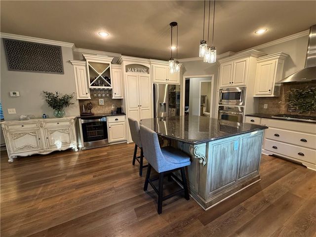 1708 NE Woodland Shores Lane, Lee's Summit, MO 64086