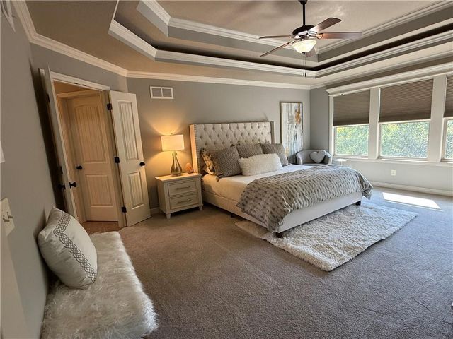1708 NE Woodland Shores Lane, Lee's Summit, MO 64086