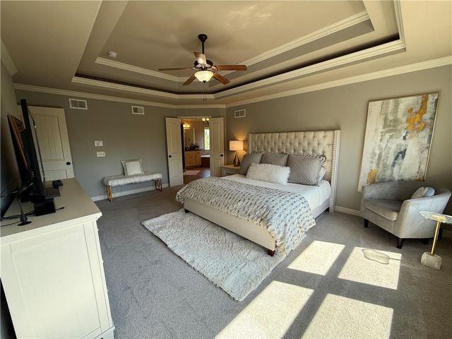 1708 NE Woodland Shores Lane, Lee's Summit, MO 64086