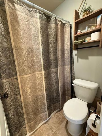 1708 NE Woodland Shores Lane, Lee's Summit, MO 64086