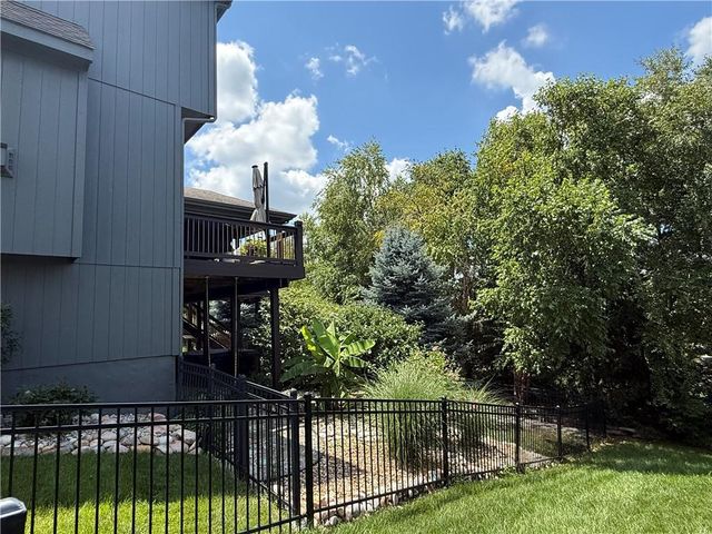 1708 NE Woodland Shores Lane, Lee's Summit, MO 64086