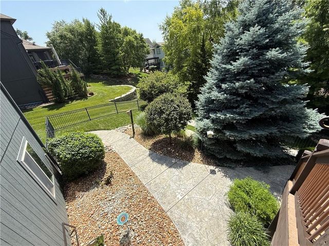 1708 NE Woodland Shores Lane, Lee's Summit, MO 64086