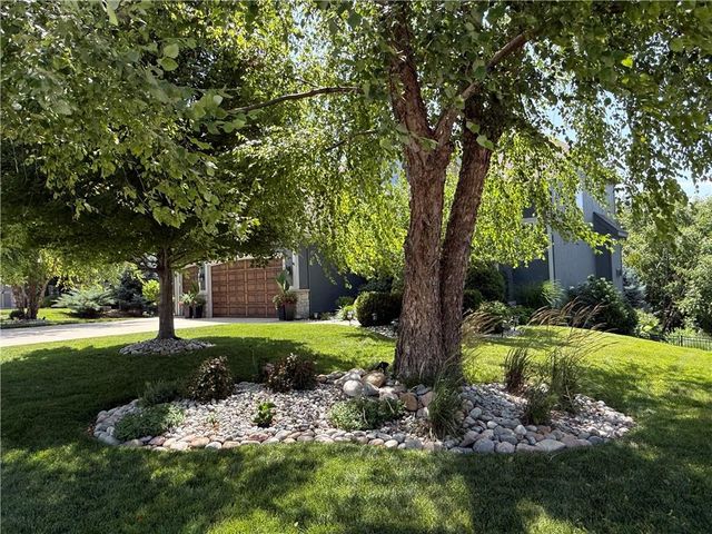 1708 NE Woodland Shores Lane, Lee's Summit, MO 64086