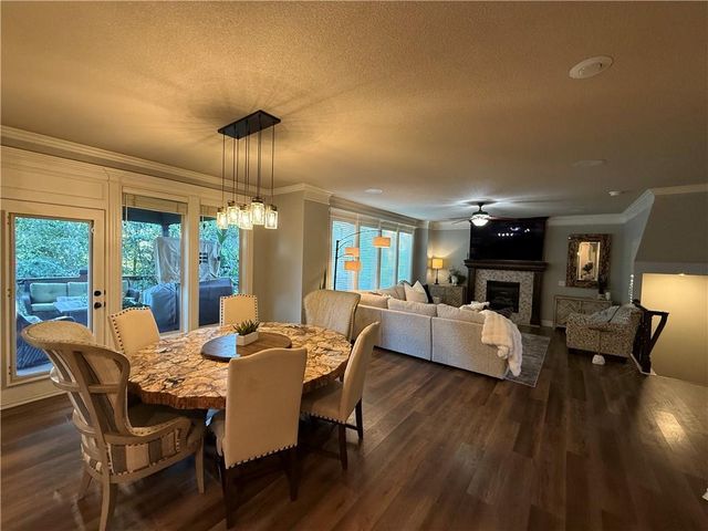 1708 NE Woodland Shores Lane, Lee's Summit, MO 64086