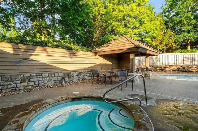 1708 NE Woodland Shores Lane, Lee's Summit, MO 64086