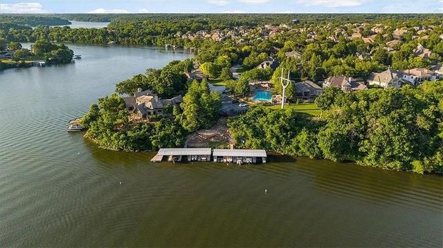 1708 NE Woodland Shores Lane, Lee's Summit, MO 64086