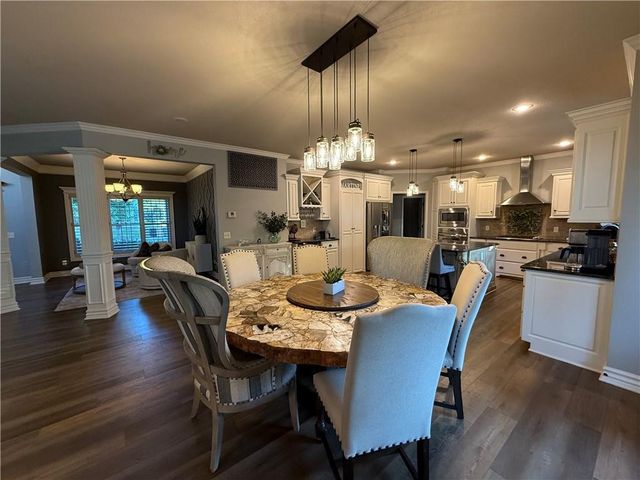 1708 NE Woodland Shores Lane, Lee's Summit, MO 64086