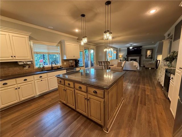 1708 NE Woodland Shores Lane, Lee's Summit, MO 64086