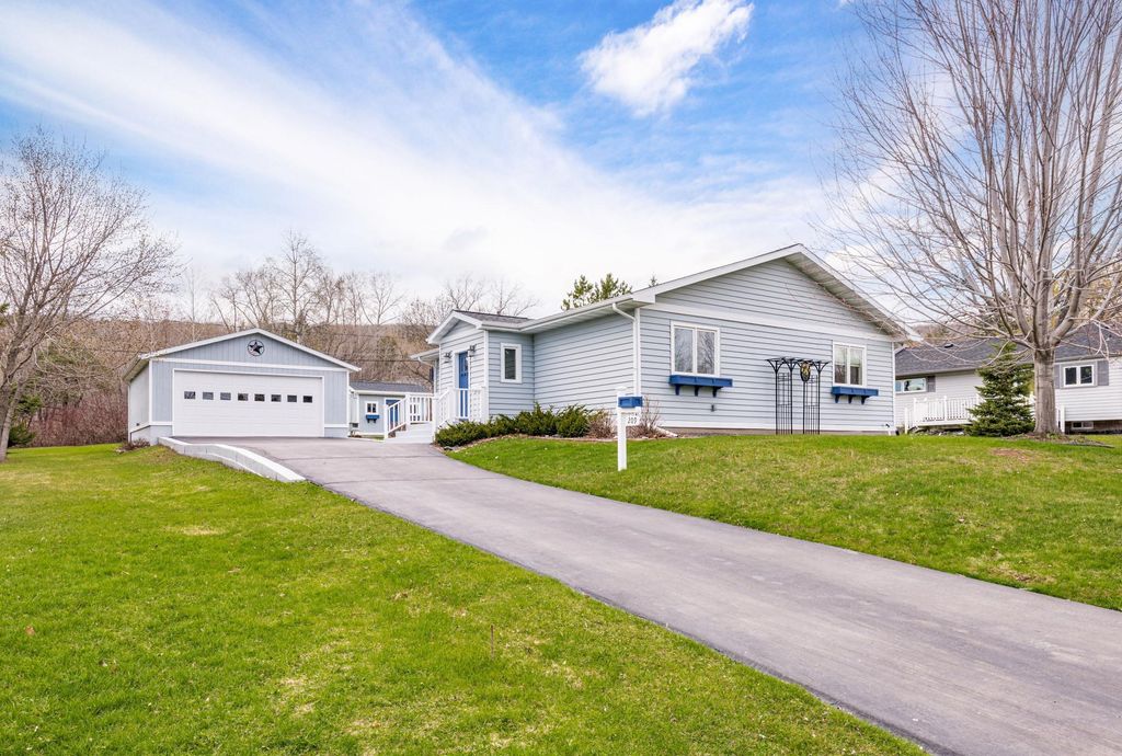 209 90th Avenue W, Duluth, MN 55808