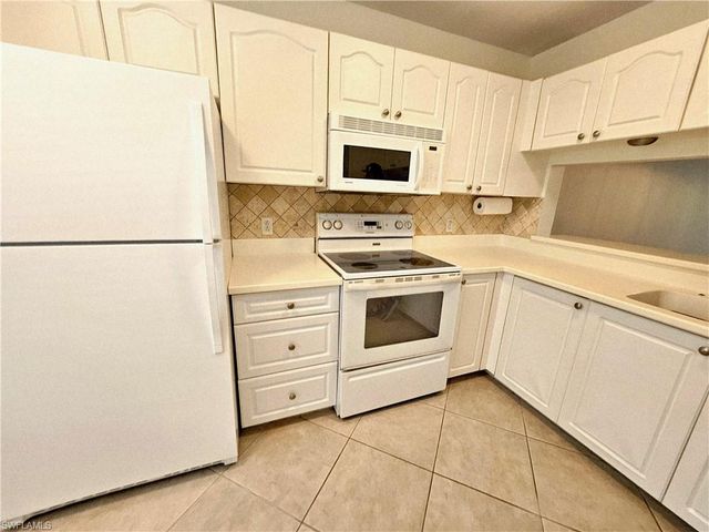 3001 Sandpiper Bay CIR B202, Naples, FL 34112