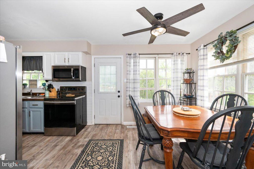 Image 11 of property listing at 6652 LAKE FRONT CT, New Market, MD 21774