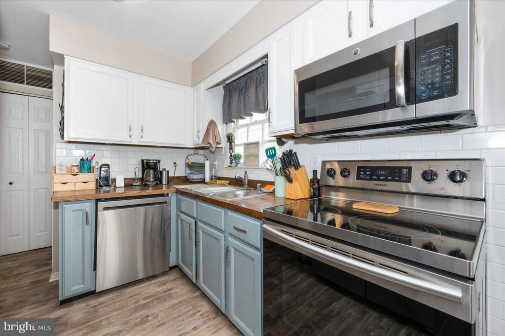 Image 14 of property listing at 6652 LAKE FRONT CT, New Market, MD 21774