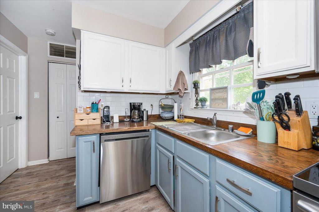 Image 15 of property listing at 6652 LAKE FRONT CT, New Market, MD 21774