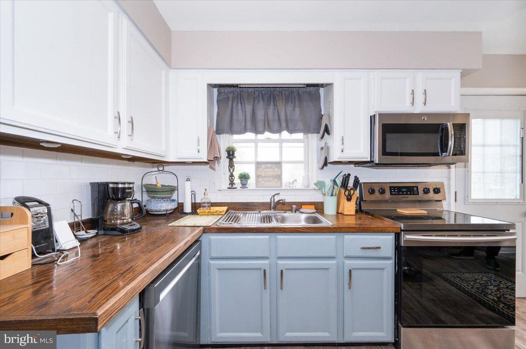 Image 16 of property listing at 6652 LAKE FRONT CT, New Market, MD 21774