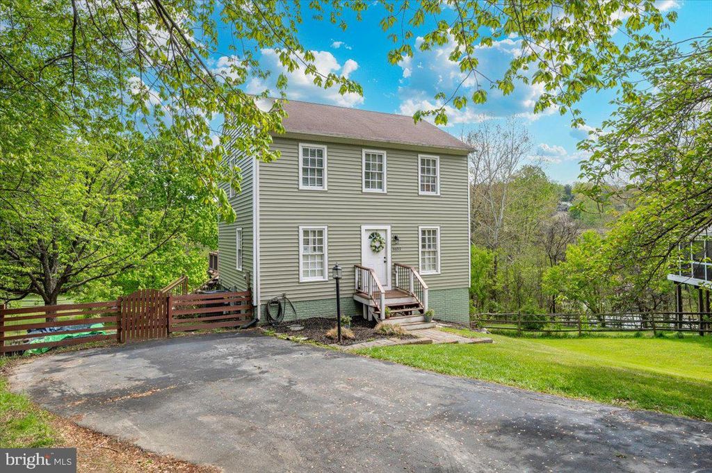 Image 2 of property listing at 6652 LAKE FRONT CT, New Market, MD 21774