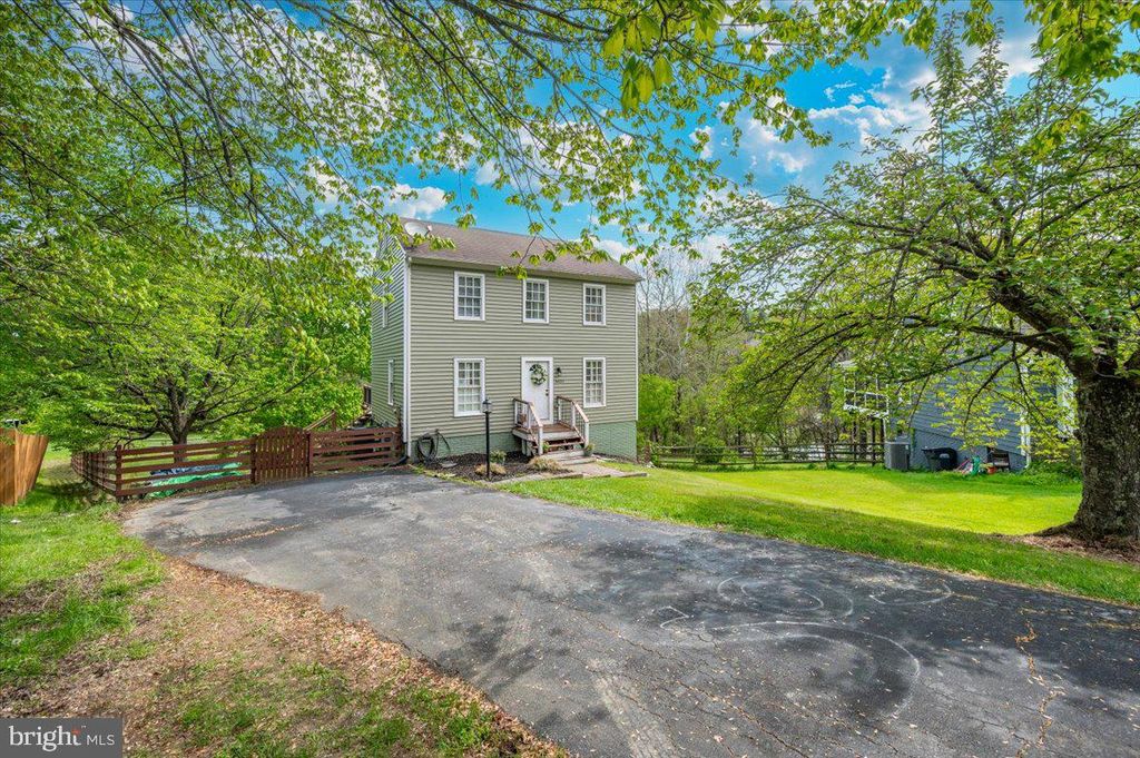 Image 3 of property listing at 6652 LAKE FRONT CT, New Market, MD 21774