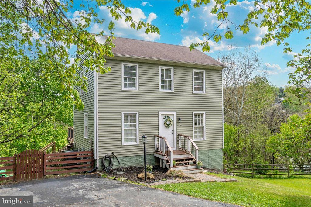 Image 4 of property listing at 6652 LAKE FRONT CT, New Market, MD 21774