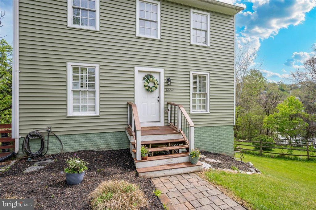 Image 5 of property listing at 6652 LAKE FRONT CT, New Market, MD 21774