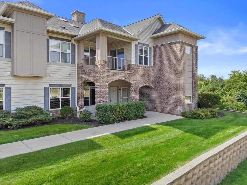 3053 W Drexel AVENUE #104, Franklin, WI 53132