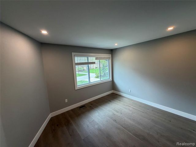 5140 Woodrun Court, West Bloomfield, MI 48323