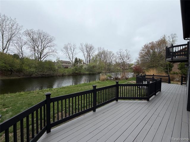 5140 Woodrun Court, West Bloomfield, MI 48323