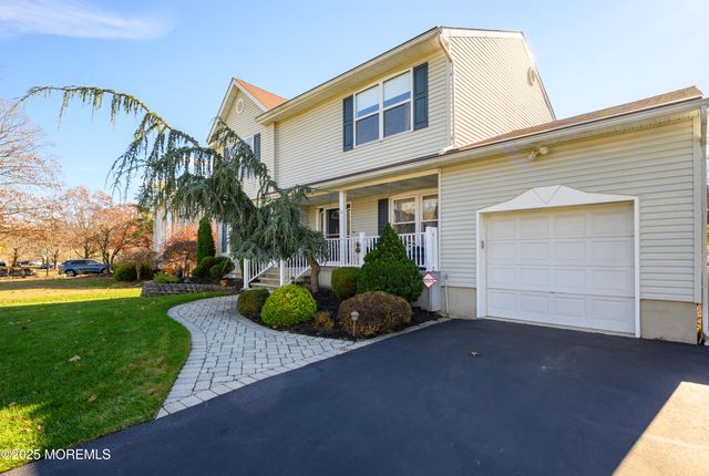 10 Sandybrook Road, Manalapan, NJ 07726