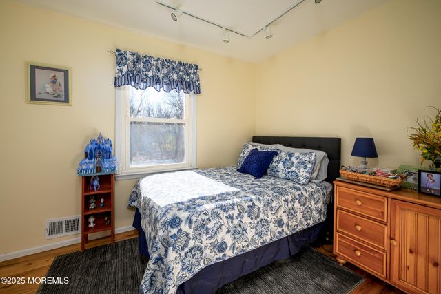 10 Sandybrook Road, Manalapan, NJ 07726