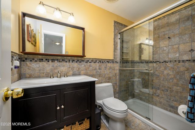 10 Sandybrook Road, Manalapan, NJ 07726