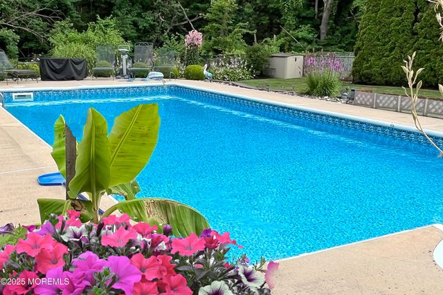 10 Sandybrook Road, Manalapan, NJ 07726