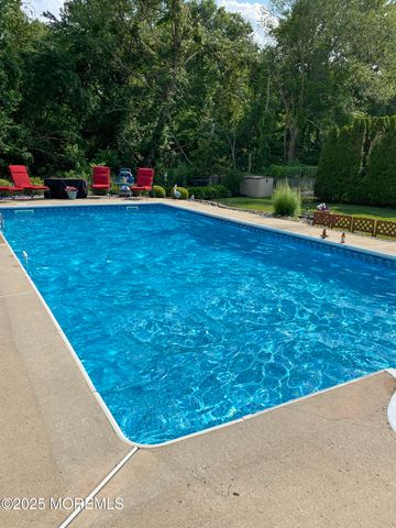 10 Sandybrook Road, Manalapan, NJ 07726