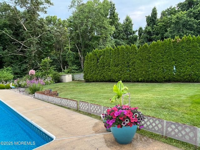 10 Sandybrook Road, Manalapan, NJ 07726