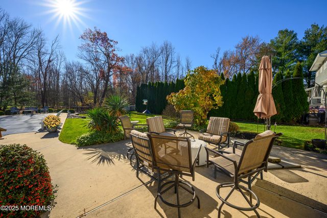 10 Sandybrook Road, Manalapan, NJ 07726