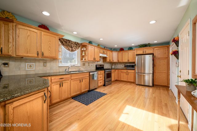 10 Sandybrook Road, Manalapan, NJ 07726