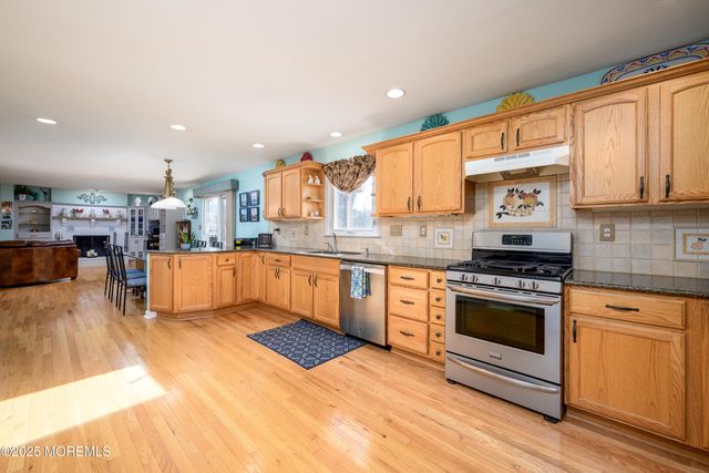 10 Sandybrook Road, Manalapan, NJ 07726