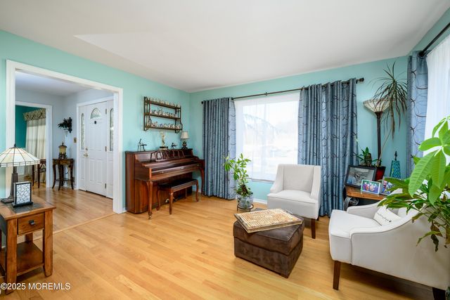 10 Sandybrook Road, Manalapan, NJ 07726