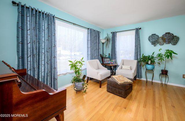 10 Sandybrook Road, Manalapan, NJ 07726