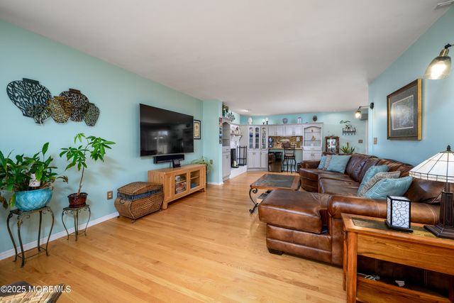 10 Sandybrook Road, Manalapan, NJ 07726