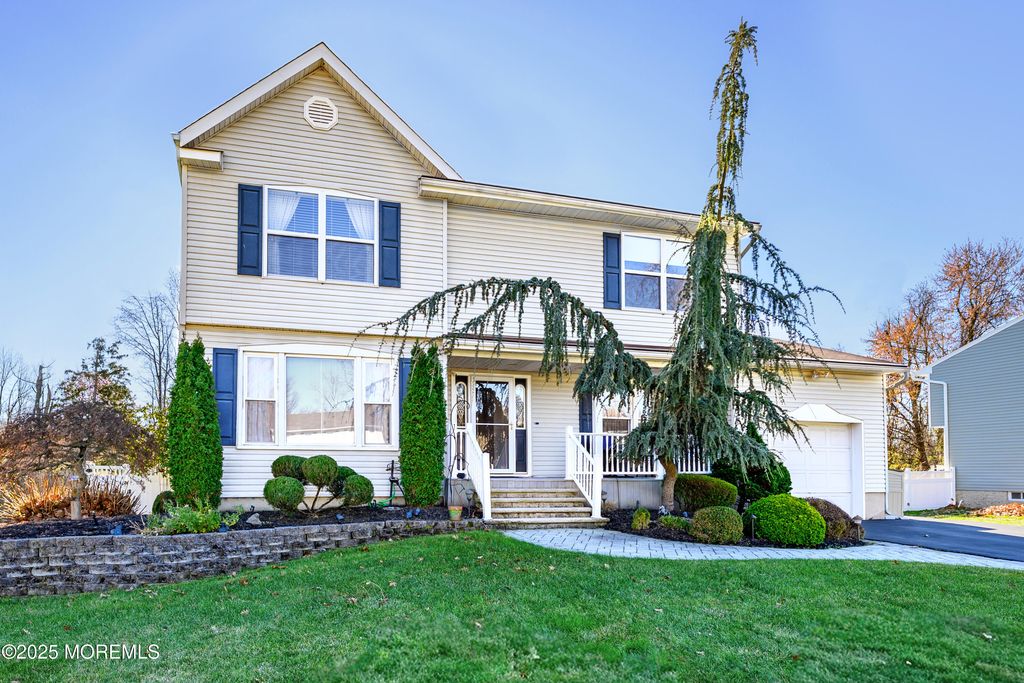 10 Sandybrook Road, Manalapan, NJ 07726