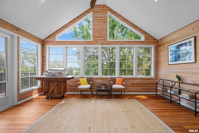 223 N 2ND Street, Le Claire, IA 52753