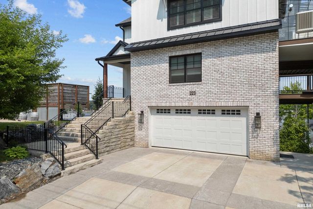 223 N 2ND Street, Le Claire, IA 52753