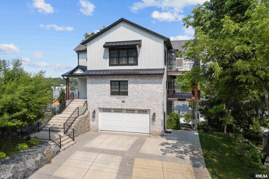 223 N 2ND Street, Le Claire, IA 52753