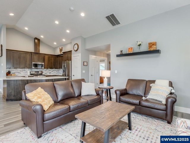 609 Lincoln St, Silverton, OR 97381