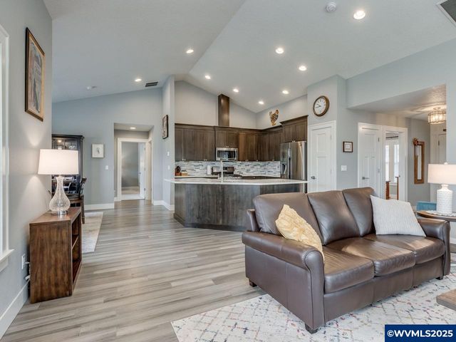 609 Lincoln St, Silverton, OR 97381