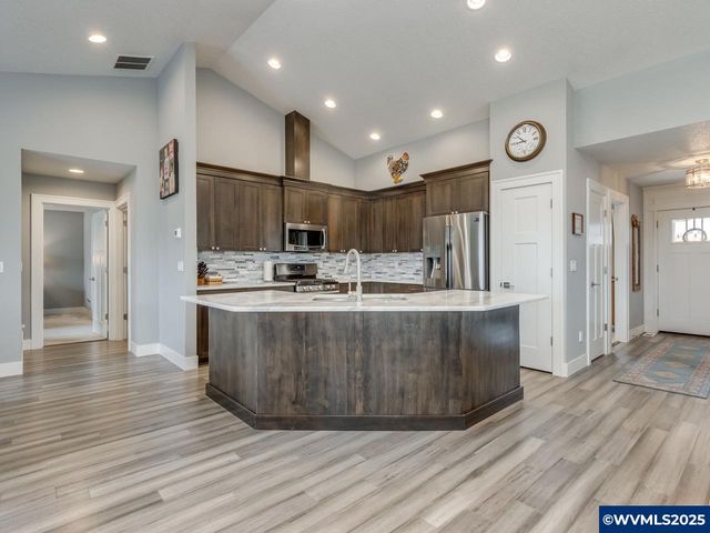 609 Lincoln St, Silverton, OR 97381