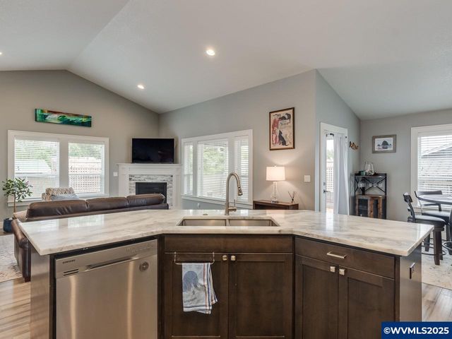 609 Lincoln St, Silverton, OR 97381