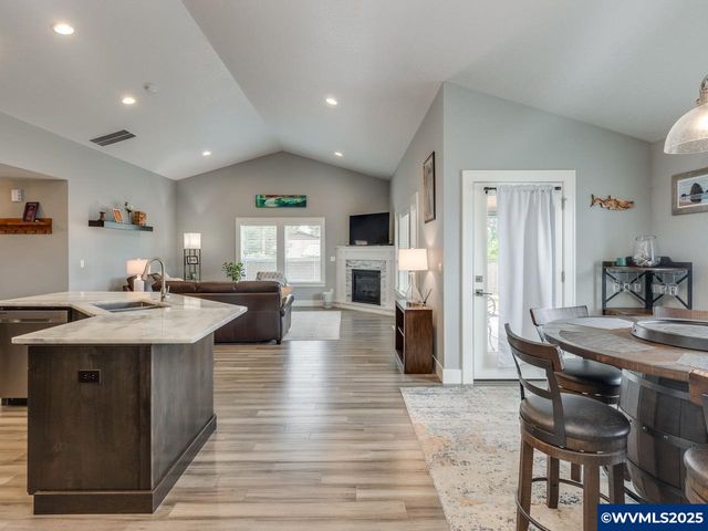 609 Lincoln St, Silverton, OR 97381