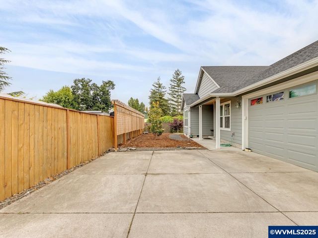 609 Lincoln St, Silverton, OR 97381