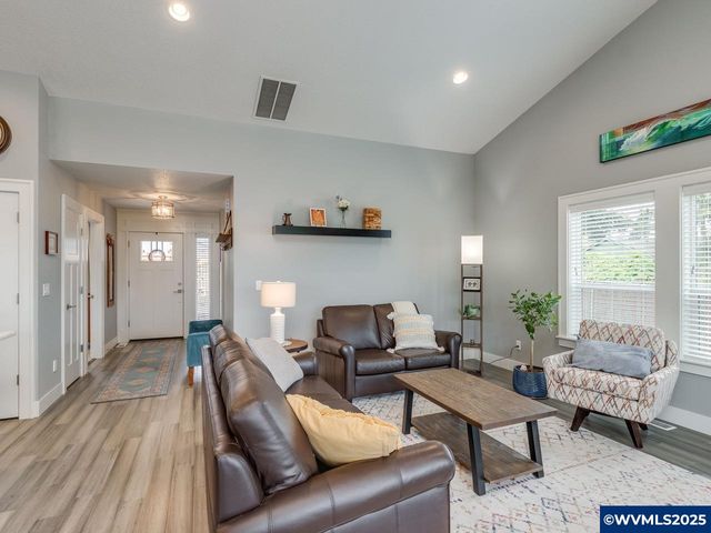 609 Lincoln St, Silverton, OR 97381