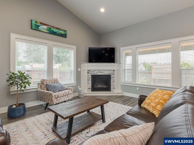 609 Lincoln St, Silverton, OR 97381