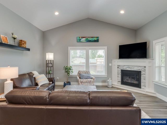 609 Lincoln St, Silverton, OR 97381